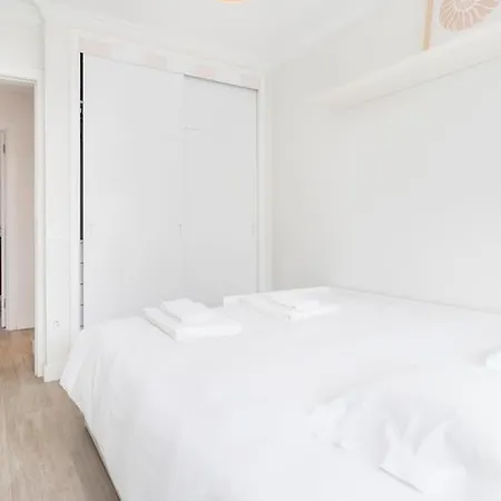 Center 3 Bdr - Family Haven Apartment *