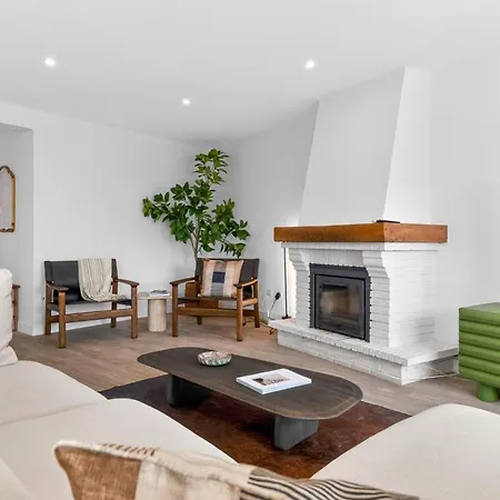 Center 3 Bdr - Family Haven Apartment
