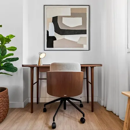 Center 3 Bdr - Family Haven Apartment *