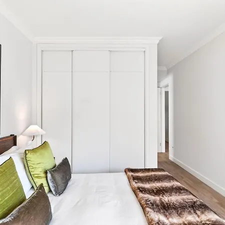 Center 3 Bdr - Family Haven Apartment *