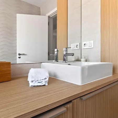 Center 3 Bdr - Family Haven Apartment *