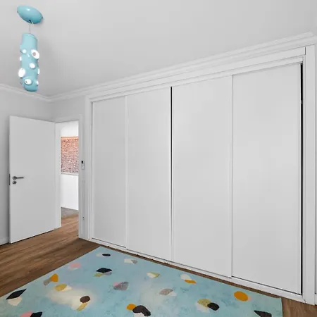 Center 3 Bdr - Family Haven Apartment