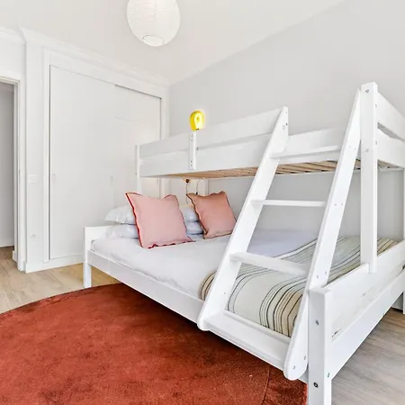 Center 3 Bdr - Family Haven Apartment *