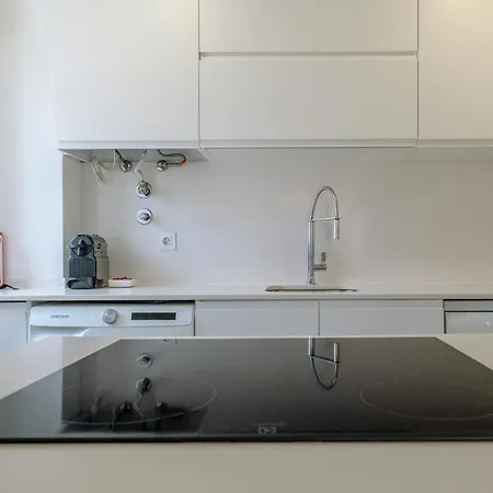 Center 3 Bdr - Family Haven Apartment *