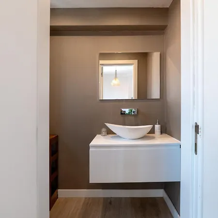 Center 3 Bdr - Family Haven Apartment